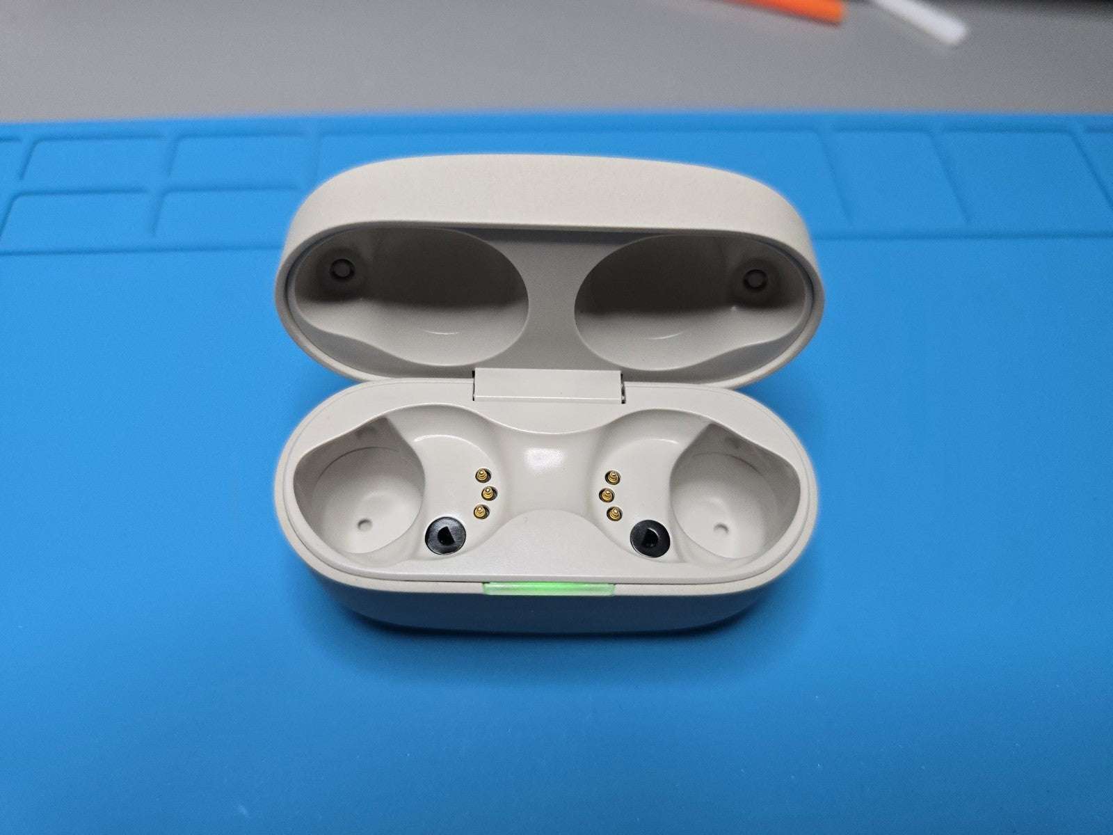 Charging Case ONLY Sony WF-1000XM4 *BRAND NEW BATTERY* - Silver/Beige